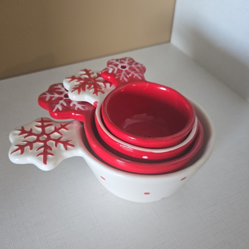 Red and White Snowflake Measuring Cups